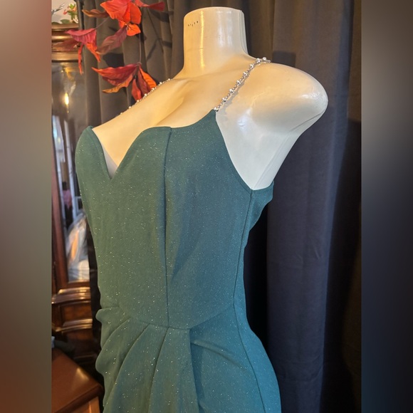 💚Elegant Green Evening Gown💚 - Picture 10 of 17